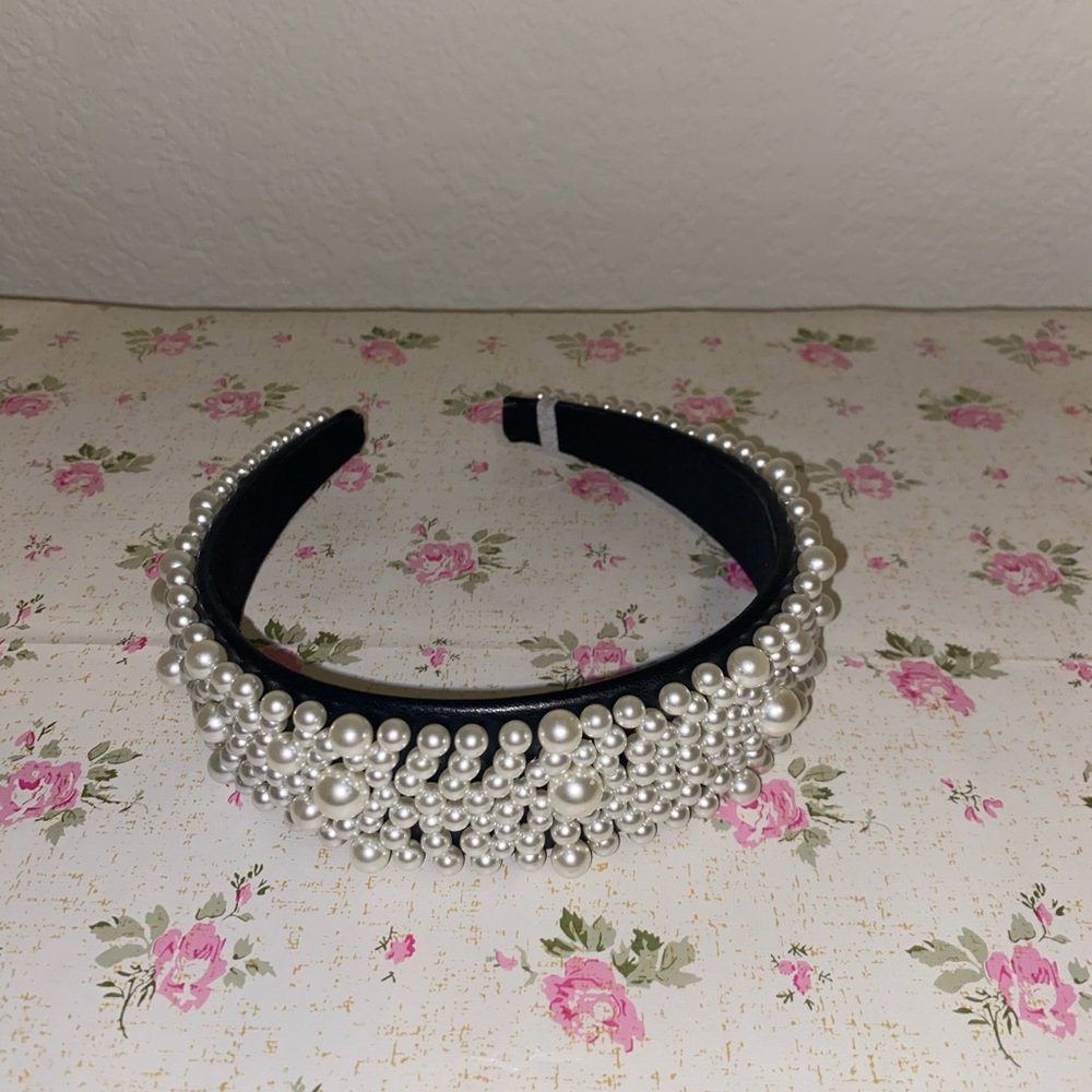 Elegant Pearl Embellished Black Headband
